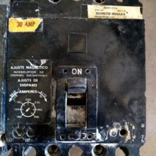 INTERRUPTOR-TÉRMICO-30-AMP-3-POLOS_1.jpg