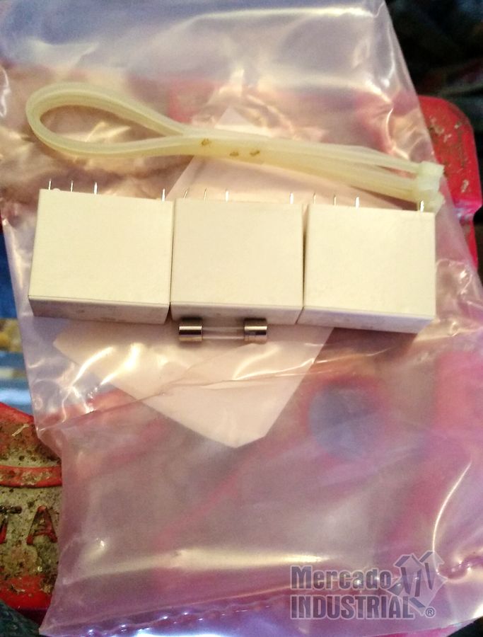 Conjunto de fusible / kit de relé 110V modelo FRK-3D marca OMRON