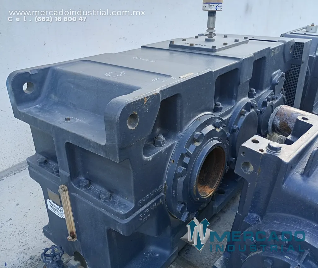 Reductor de engranes 300 HP relación 43.599 modelo PARAMAX 9000 marca Sumitomo