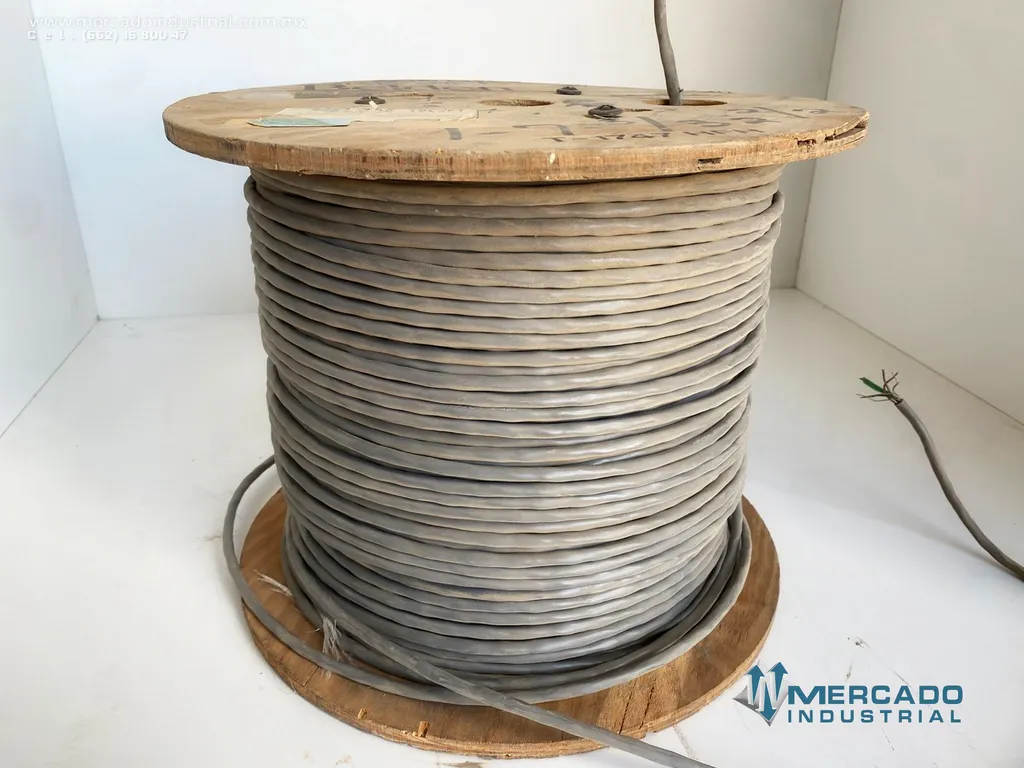 Carrete con cable de comunicaciones 304.8 m x 1/4" parte T-1747HFH marca Belden