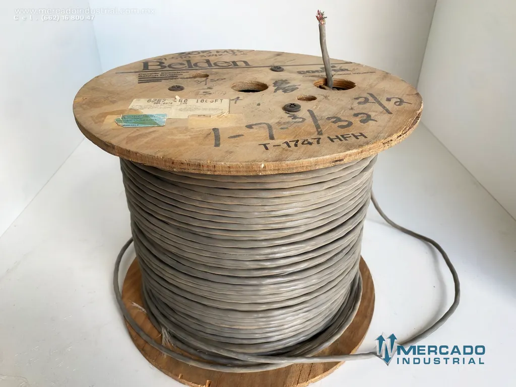 Carrete con cable de comunicaciones 304.8 m x 1/4" parte T-1747HFH marca Belden