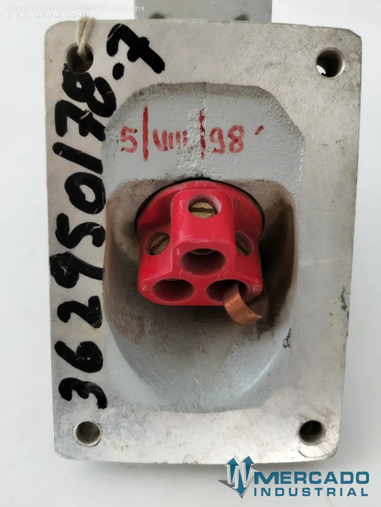 Enchufe industrial 250V 20A modelo CPS-152-R marca Crouse-Hinds