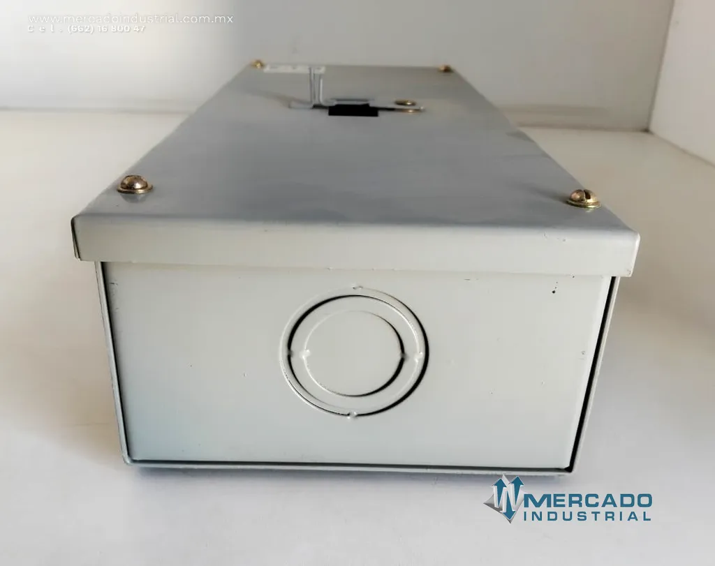 Gabinete para interruptor termomagnético de 1 a 3 polos modelo 831012 marca EATON