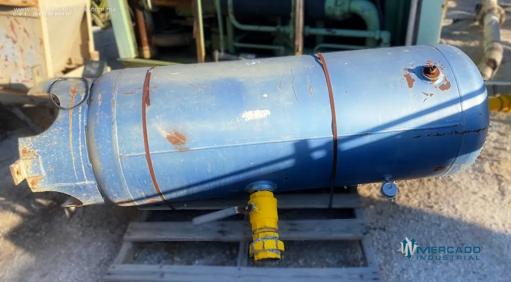 Tanque de 547 L de 0.65 x 2.2 m con válvula de drenado