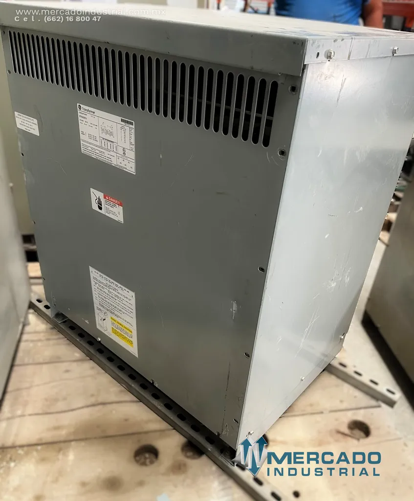 Transformador seco 75.0 KVA 480-208/120V modelo 9T83B3874 marca GENERAL ELECTRIC