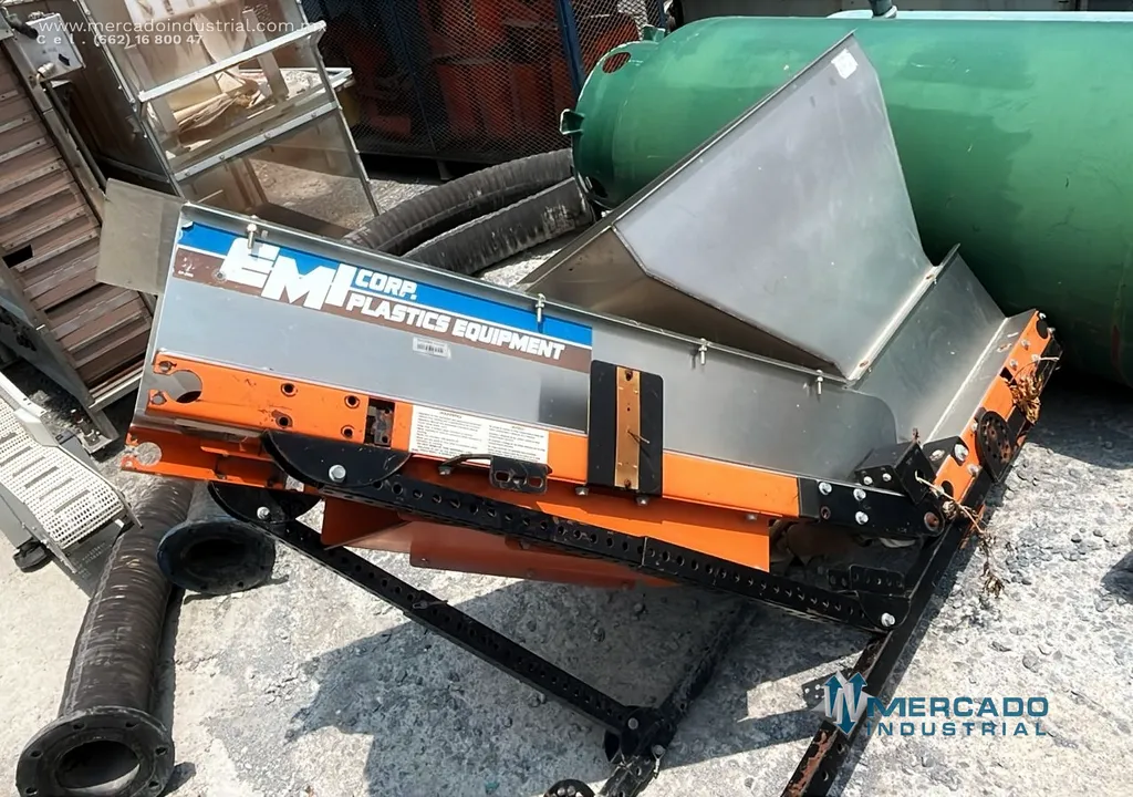 Banda transportadora industrial con tolva modelo STLK-12-2-4-20 marca EMI PLASTICS EQUIPMENT