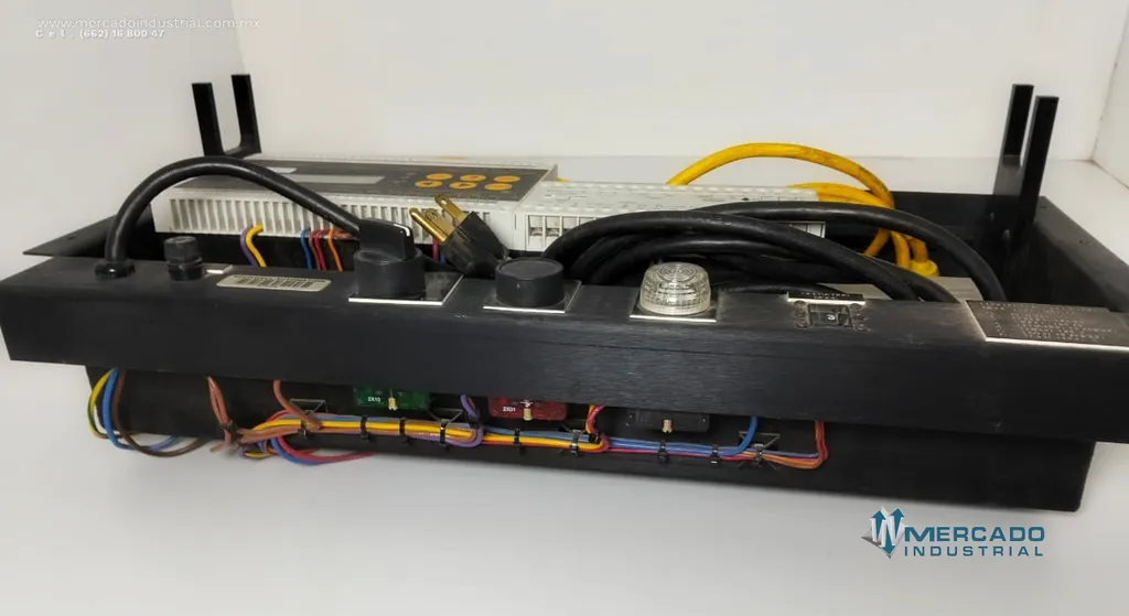 Panel de control eléctrico 24 VDC 12 W parte M8100 marca ALLEN-BRANDLEY