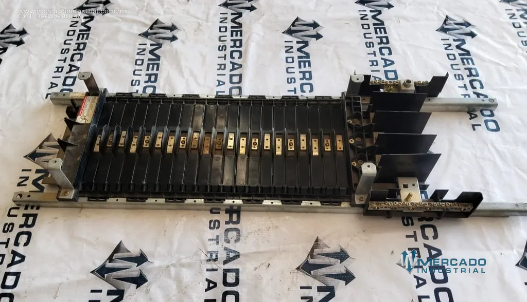 Panelboard de distribución clase CTL 21 circuitos modelo C-2633 marca SQUARE D
