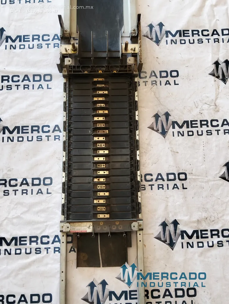 Panelboard de distribución clase CTL 21 circuitos modelo N400M marca SQUARE D