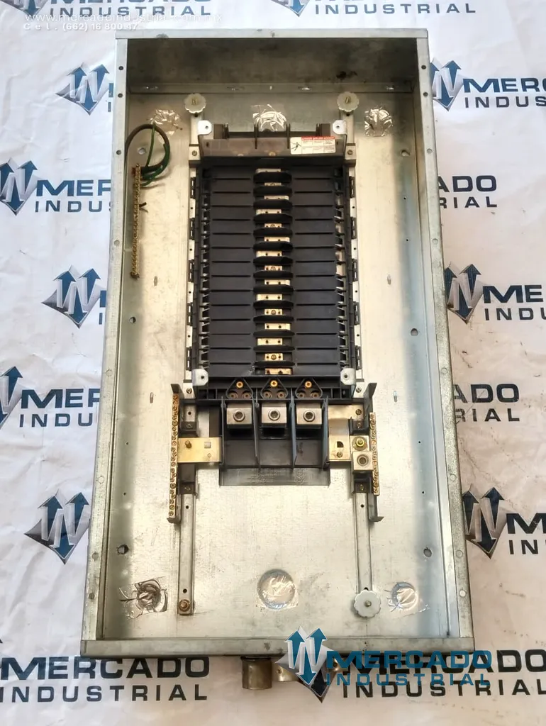 Gabinete 15 circuitos 480/277 V AC modelo C-2250 marca SQUARE D