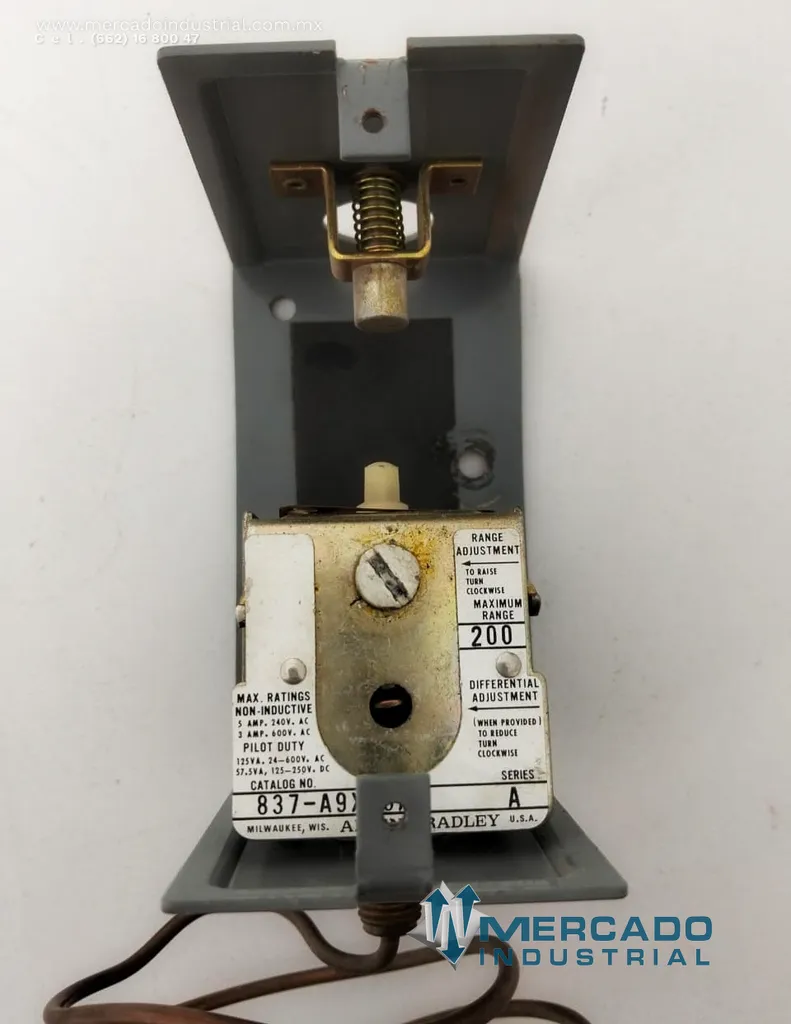 Control de temperatura electromecánico 600VAC parte 837-A9X15A marca Allen Bradley