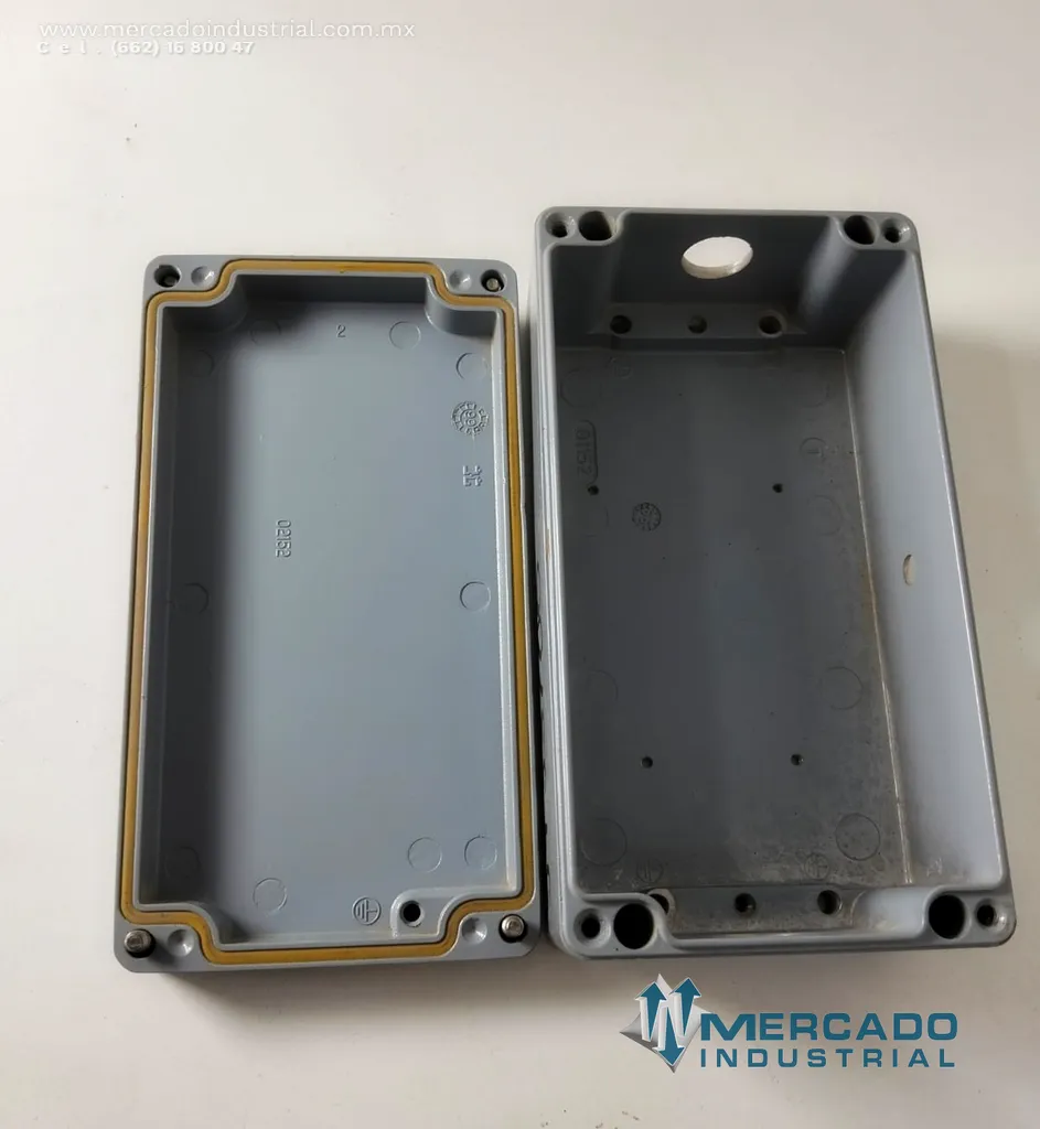Caja de conexiones de uso industrial 8 1/2 x 4 1/2 x 3 1/4"
