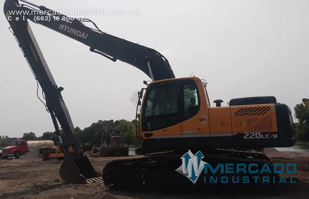 Excavadora hidráulica de brazo largo modelo R220LC-9SB marca HYUNDAI